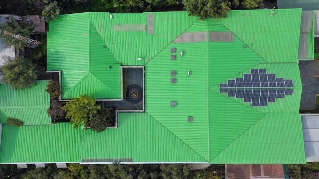 Mejoramiento techumbre edificio consistorial. Vista aérea con dron de la cubierta terminada.